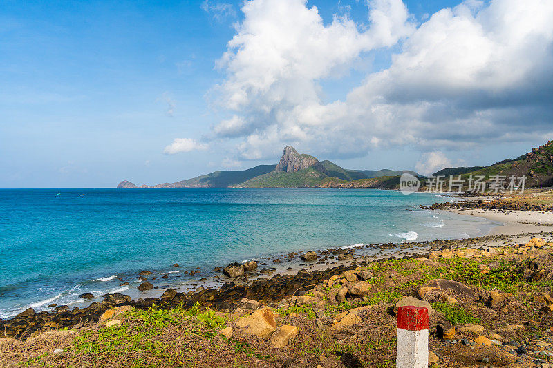 越南，Con Dao岛，Nhat海滩的海景路。美丽而宁静，是越南值得骄傲的旅游目的地。